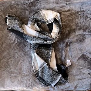 Black & White Plaid Blanket Scarf - New With Tags - Never Worn - Old Navy